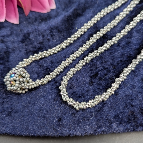 Elegante Glasperlenkette – Silber matt  glänzend mit Spiraldesign