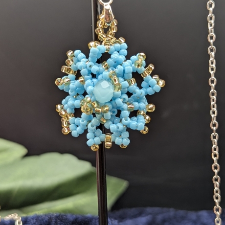 Silberkette mit Anhänger , blauen Glasperlen  Blütenzauber 