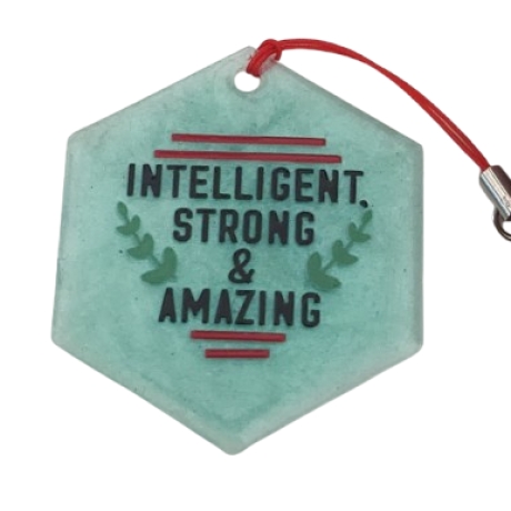 Anhänger Intelligent, Strong, Amazing Grün