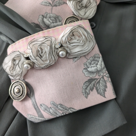 Romantischer Armschmuck mit antiken Schmuckelementen - 60 iger J.
