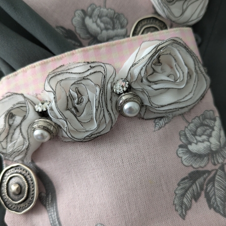 Romantischer Armschmuck mit antiken Schmuckelementen - 60 iger J.