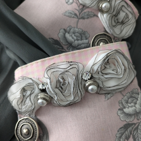 Romantischer Armschmuck mit antiken Schmuckelementen - 60 iger J.