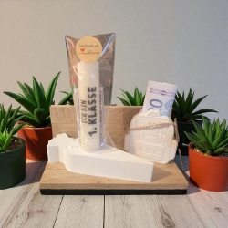 Schultüte mit Kerze und Ranzen zur Einschulung