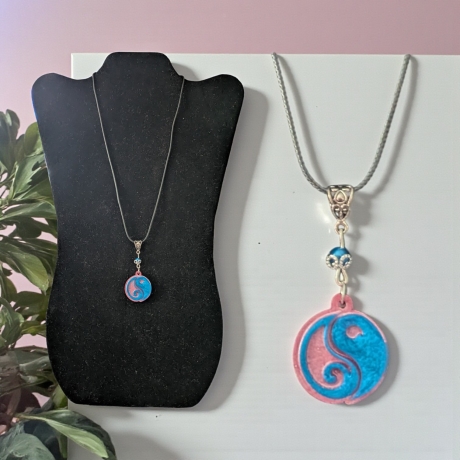 Kette mit Resin-Anhänger