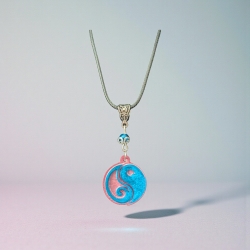 Kette mit Resin-Anhänger