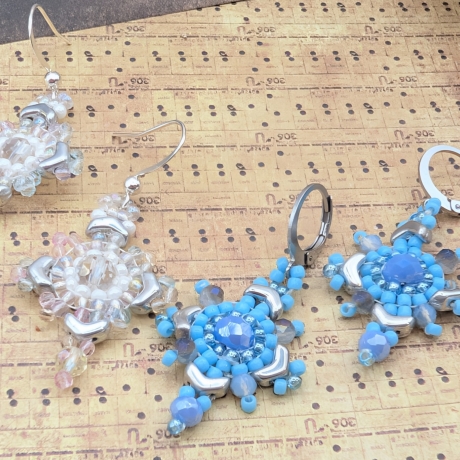 Boho Hängeohrringe aus Glasperlen in Silber/Blau, handmade