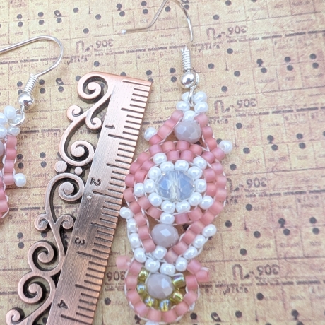 Boho Hängeohrringe aus Glasperlen in Rosa, handmade