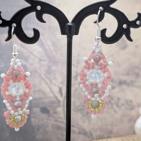 Boho Hängeohrringe aus Glasperlen in Rosa, handmade