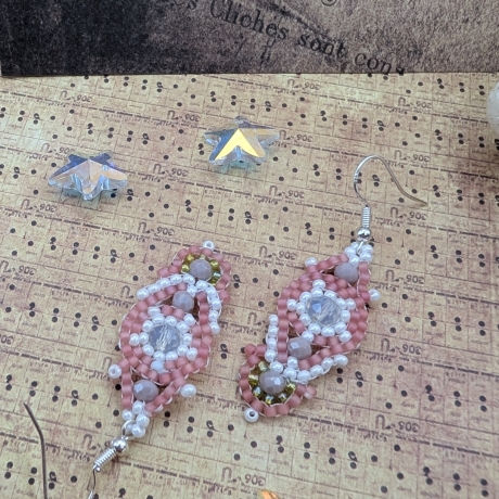 Boho Hängeohrringe aus Glasperlen in Rosa, handmade