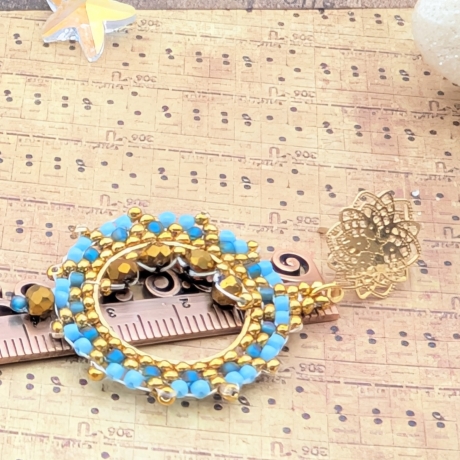 Boho Hängeohrringe aus Glasperlen in Gold, handmade