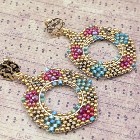 Boho Hängeohrringe aus Glasperlen in Gold, handmade