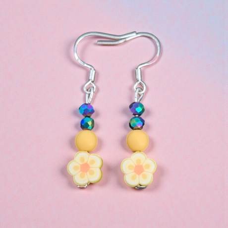 Farbenfrohe Ohrringe mit Blumenperlen