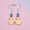 Farbenfrohe Ohrringe mit Blumenperlen