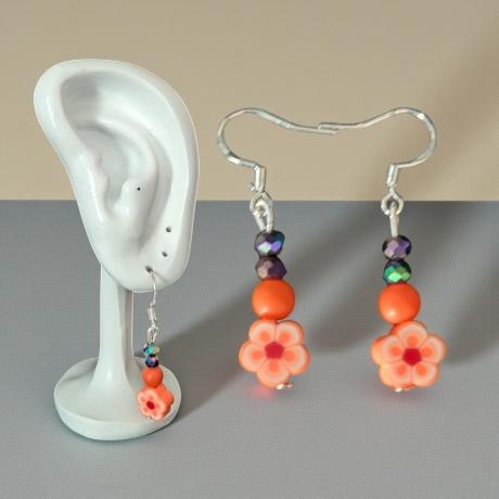 Farbenfrohe Ohrringe mit Blumenperlen