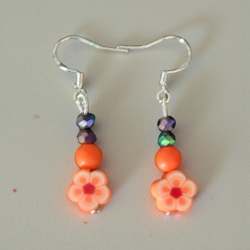Farbenfrohe Ohrringe mit Blumenperlen