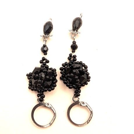 Hängeohrringe, Handgefertigte Perlenohrringe in Schwarz –Gothic