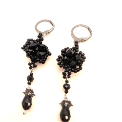 Hängeohrringe, Handgefertigte Perlenohrringe in Schwarz –Gothic