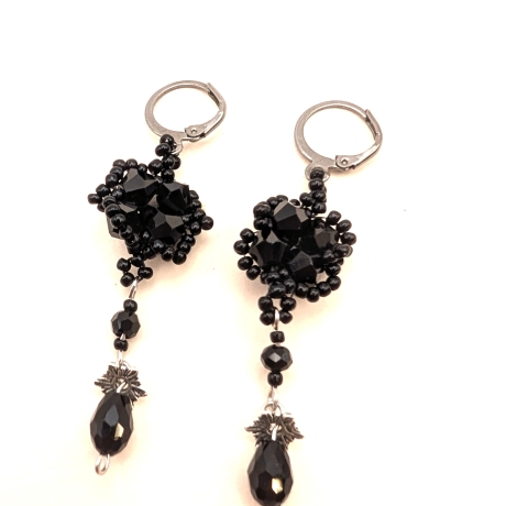 Hängeohrringe, Handgefertigte Perlenohrringe in Schwarz –Gothic