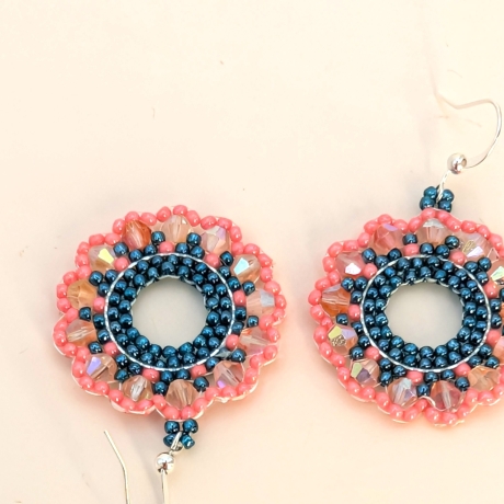 Boho Hängeohrringe aus Glasperlen in Rosa/Blau, handmade