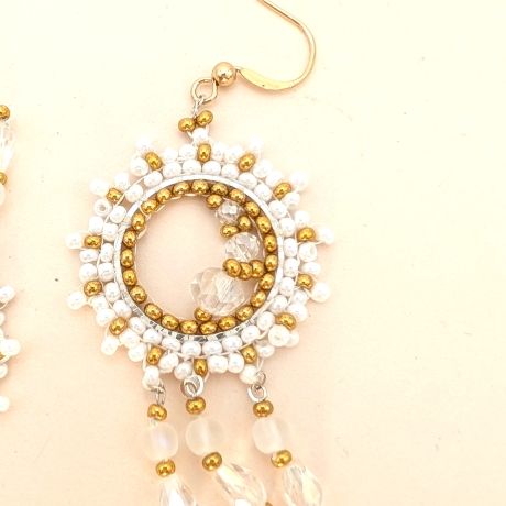 Boho Hängeohrringe aus Glasperlen in Weiß/Gold, handmade