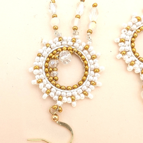 Boho Hängeohrringe aus Glasperlen in Weiß/Gold, handmade