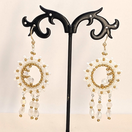 Boho Hängeohrringe aus Glasperlen in Weiß/Gold, handmade