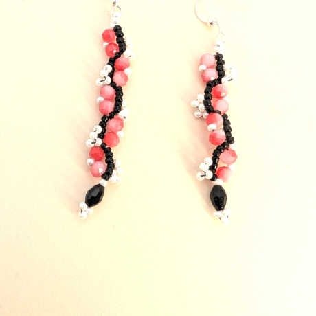 Hängeohrringe, Handgefertigte Perlenohrringe in Rot