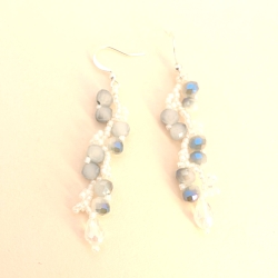 Hängeohrringe, Handgefertigte Perlenohrringe in Weiß