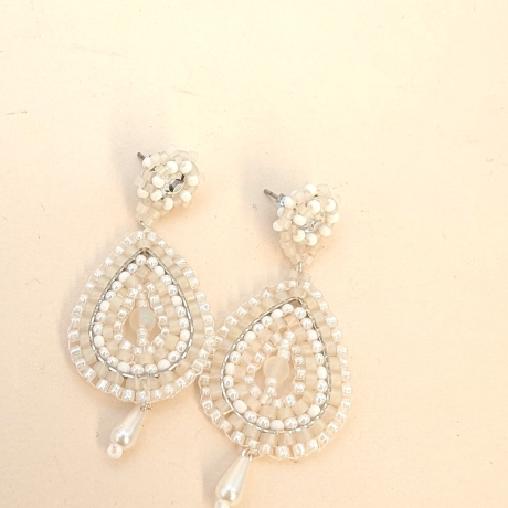 Boho Hängeohrringe aus Glasperlen in Weiß/Gold, handmade