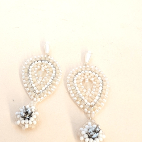 Boho Hängeohrringe aus Glasperlen in Weiß/Gold, handmade