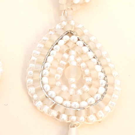 Boho Hängeohrringe aus Glasperlen in Weiß/Gold, handmade