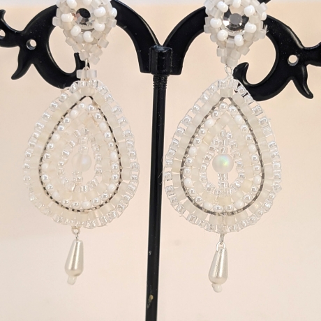 Boho Hängeohrringe aus Glasperlen in Weiß/Gold, handmade