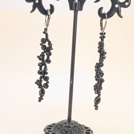 Hängeohrringe, Handgefertigte Perlenohrringe in Schwarz 