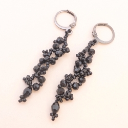 Hängeohrringe, Handgefertigte Perlenohrringe in Schwarz 