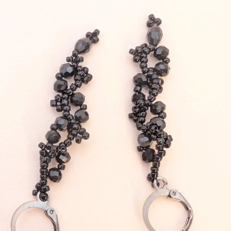 Hängeohrringe, Handgefertigte Perlenohrringe in Schwarz 