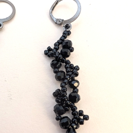 Hängeohrringe, Handgefertigte Perlenohrringe in Schwarz 