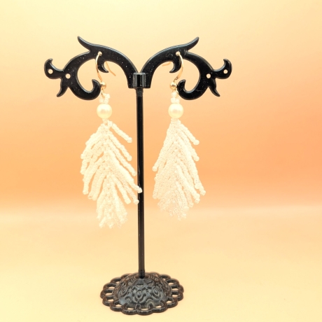 Handgemachte Perlenohrringe in Weiß – Boho Feder Ohrringe 