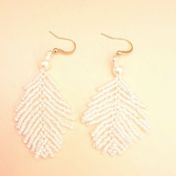 Handgemachte Perlenohrringe in Weiß – Boho Feder Ohrringe 