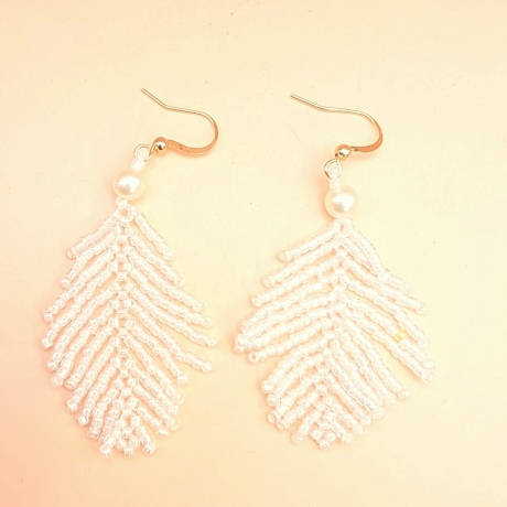 Handgemachte Perlenohrringe in Weiß – Boho Feder Ohrringe 