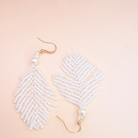 Handgemachte Perlenohrringe in Weiß – Boho Feder Ohrringe 