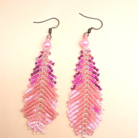 Handgemachte Perlenohrringe in Pink – Boho Feder Ohrringe 