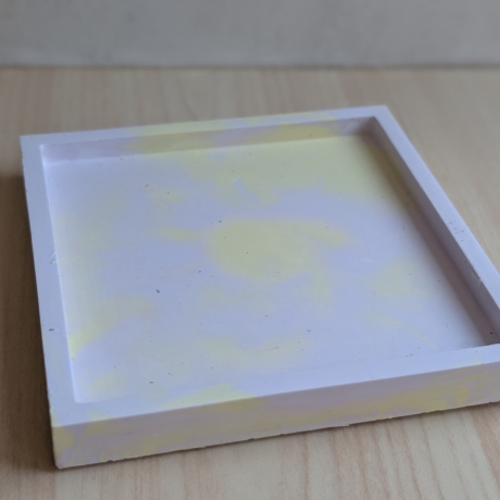 kleiner eckiger Teller