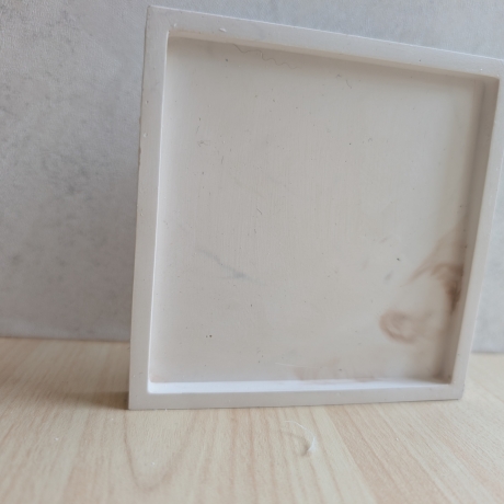 kleiner eckiger Teller