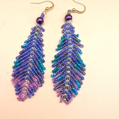 Handgemachte Perlenohrringe in Violet – Boho Feder Ohrringe 