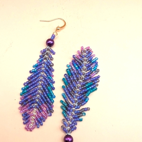 Handgemachte Perlenohrringe in Violet – Boho Feder Ohrringe 
