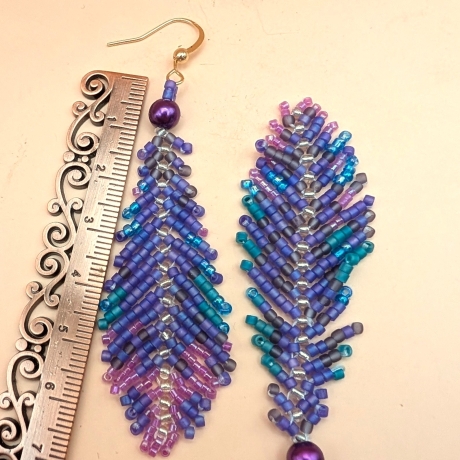 Handgemachte Perlenohrringe in Violet – Boho Feder Ohrringe 