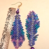 Handgemachte Perlenohrringe in Violet – Boho Feder Ohrringe 
