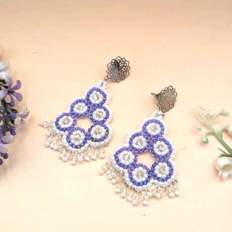 Boho Hängeohrringe aus Glasperlen in Weiß/Violett, handmade