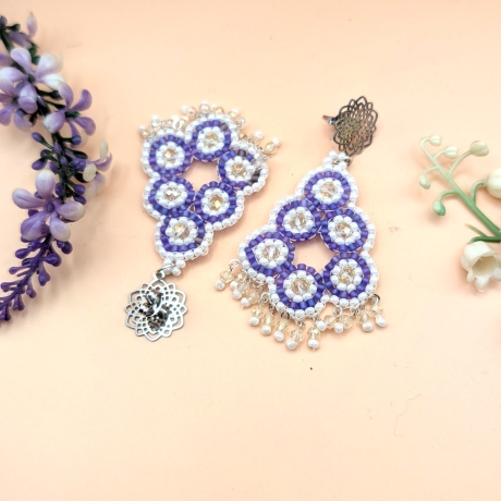 Boho Hängeohrringe aus Glasperlen in Weiß/Violett, handmade