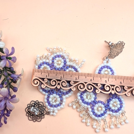 Boho Hängeohrringe aus Glasperlen in Weiß/Violett, handmade